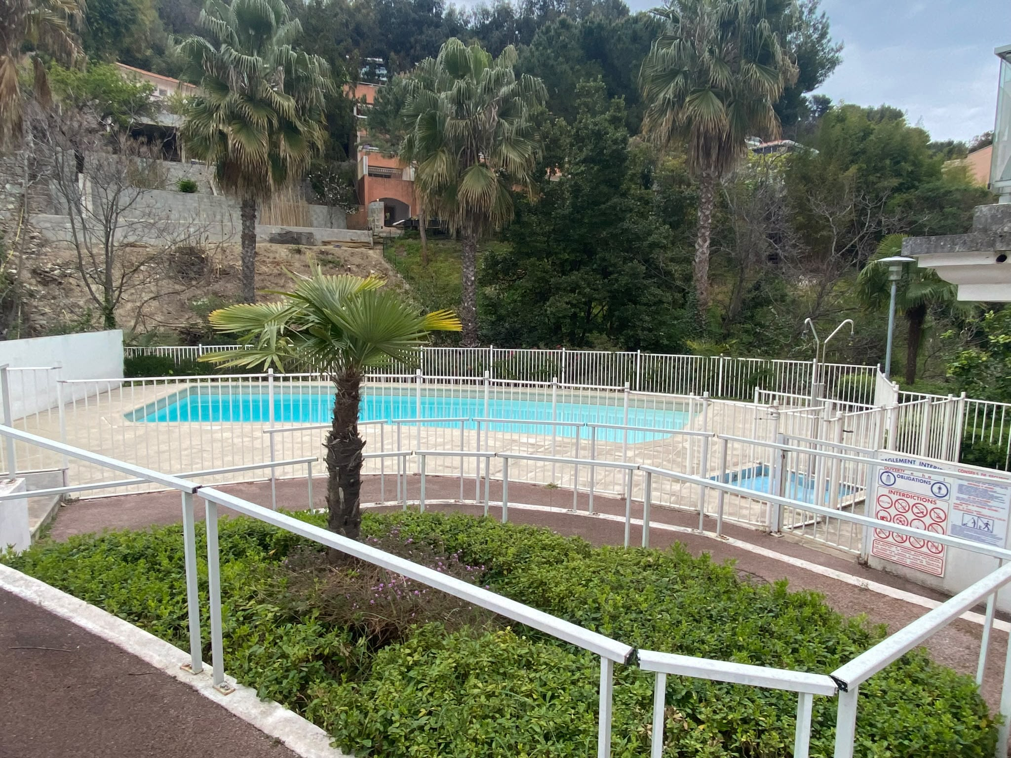 Roquebrune-Cap-Martin   Grand 2 pièces de 48,24 m2 avec terrasse, jardin et piscine: Garage en option.
