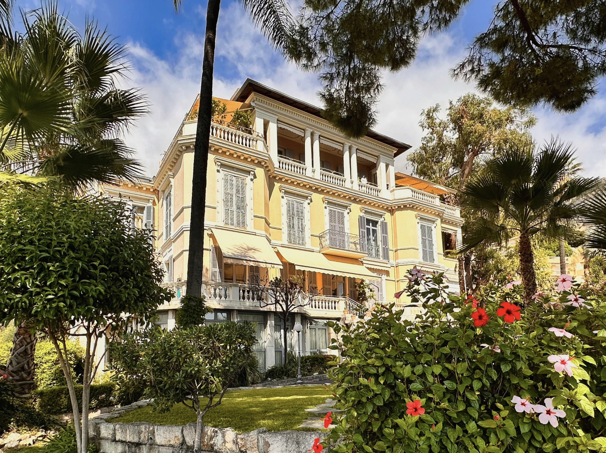 MENTON   Garavan   Lumineux 3 pièces dans une villa historique avec piscine