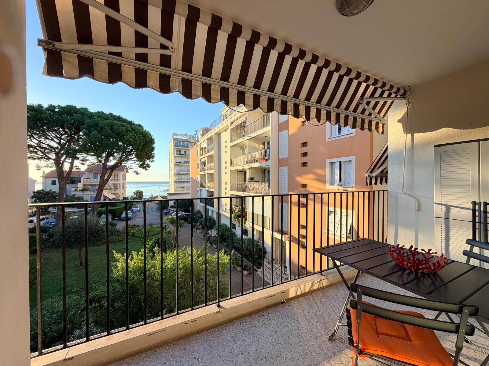 ROQUEBRUNE CAP MARTIN - Face à la mer   Charmant petit 2 pièces de 32,23 m2 avec balcon, cave et vue mer.